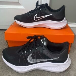 Brand new women’s Nike tennis shoes